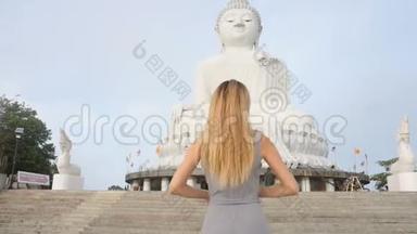 蜜月期间，泰国佛像附近的慢动作年轻妻子